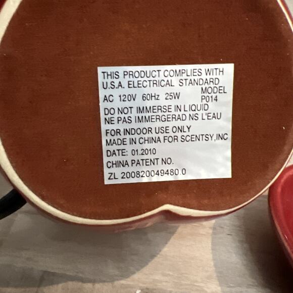 Scentsy‎ Full Size Wax Warmer Heart Shaped Hugs & Kisses Valentines Red Retired - Picture 5 of 6